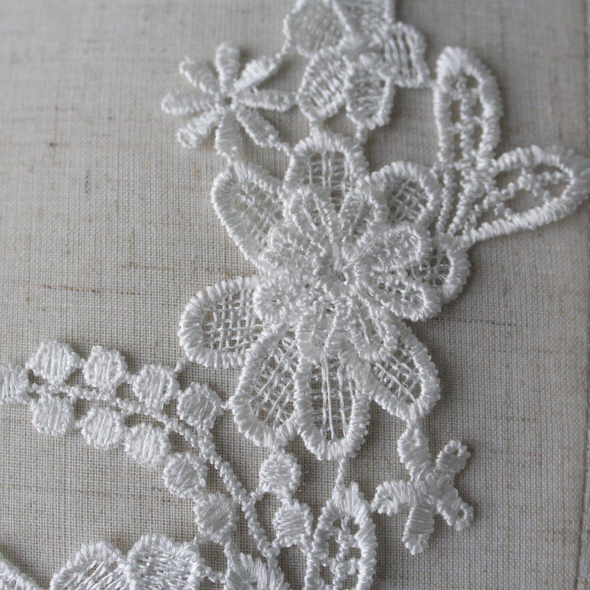 2pcs Lace Flowers Sew On Patch Badge Wedding Bridal Dress Embroidered Applique Sewing Craft DIY