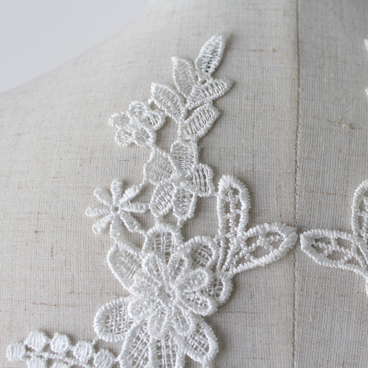 2pcs Lace Flowers Sew On Patch Badge Wedding Bridal Dress Embroidered Applique Sewing Craft DIY