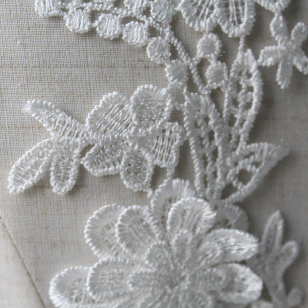 2pcs Lace Flowers Sew On Patch Badge Wedding Bridal Dress Embroidered Applique Sewing Craft DIY